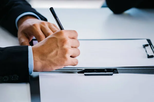 Man signing documents on desk in office — Stock Photo, Image