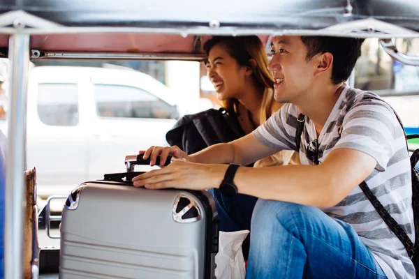 Jovens turistas casal explorando Bangkok, Tailândia com local tuk tuk taxi — Fotografia de Stock