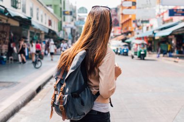 Bangkok, Tayland Khao San yolda genç kadın turist Backpacker