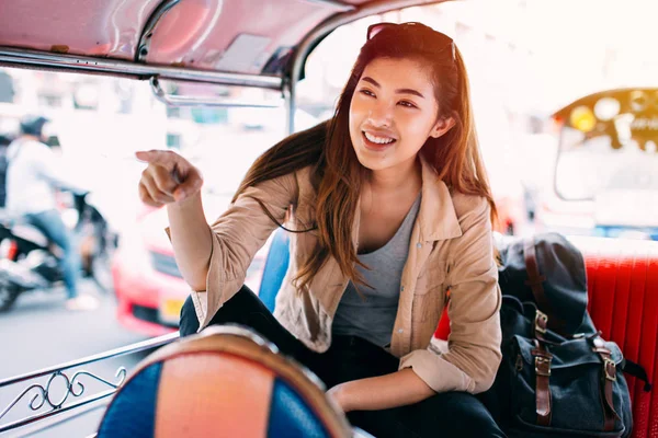 Junge Frau sitzt bei tuk tuk in bangkok, thailand — Stockfoto