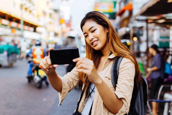 Young female tourist taking selfie photos with smartphone in Thailand — Stock Photo, Image