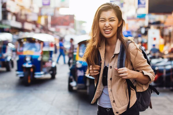 Giovani turisti a piedi e visite turistiche a Bangkok, Thailandia — Foto Stock