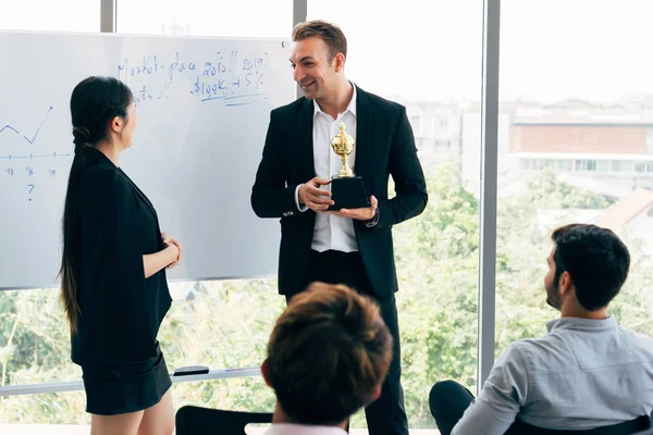 Capo premiare i lavoratori durante la conferenza — Foto Stock