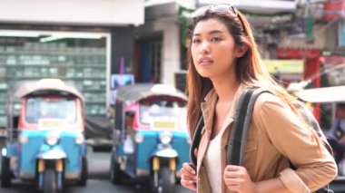 Bangkok, Tayland 'da genç turist yürüyüş ve gezi