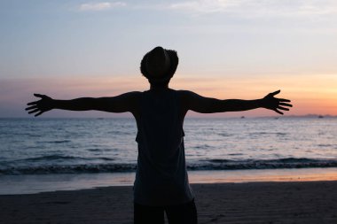 Deniz yakınında aşırı kollar ile tanınmaz adam