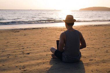 Denize yakın dizüstü kullanarak anonim serbest meslek