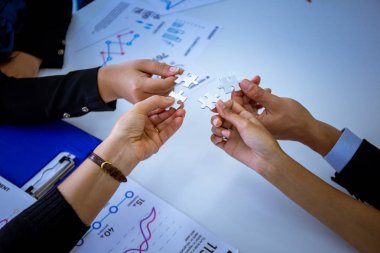 Bulmaca parçaları ile el kırpma