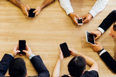 Akıllı telefon kullanan iş adamlarının yukarıdan