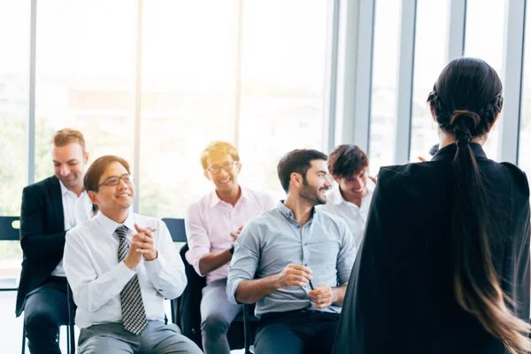 Líder femenina haciendo presentación para compañeros de trabajo — Foto de Stock