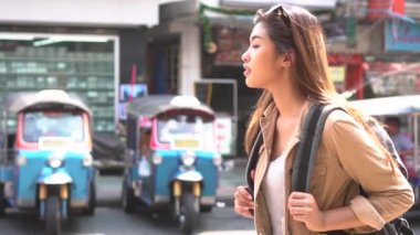 Tayland seyahat sırasında Khao San yolda yürüyüş genç Asya kadın turist Backpacker