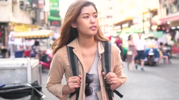 Молодой турист прогулка и осмотр достопримечательностей в Бангкоке, Таиланд — стоковое видео
