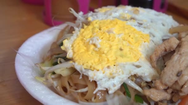 Pad Thai Noodle, знаменитая уличная еда в Таиланде — стоковое видео