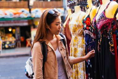 Pazarda genç kadın tarama giysileri