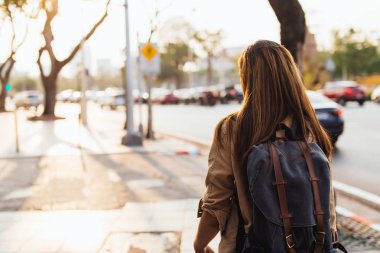 Bangkok, Tayland Khao San yolda genç kadın turist Backpacker