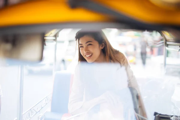 Young woman sitting at tuk tuk in Bangkok, Thailand — Stock Photo, Image