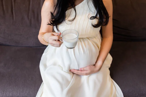 Kobieta w ciąży z filiżanką mleka — Zdjęcie stockowe
