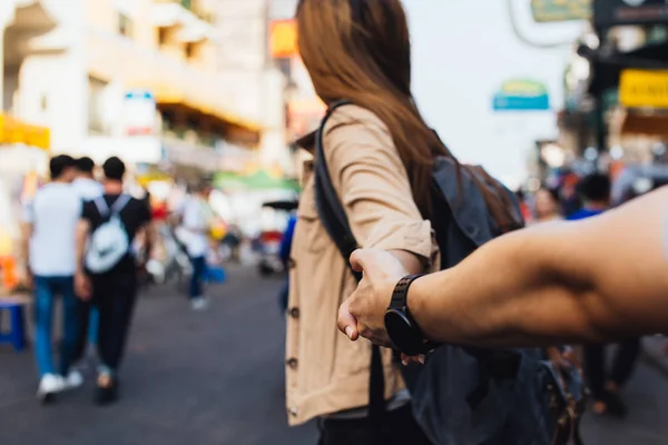 Young girlfriend tourist holding hand of boyfriend — Stock Photo, Image