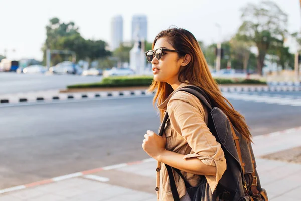 Asian female tourist backpacker walking on street during trip to Bangkok, Thailand — Stock Photo, Image