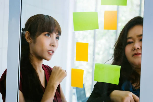 Asiatiche donne d'affari che lavorano insieme — Foto Stock