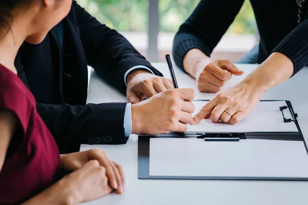 Married couple signing divorce agreement with agent — Stock Photo, Image