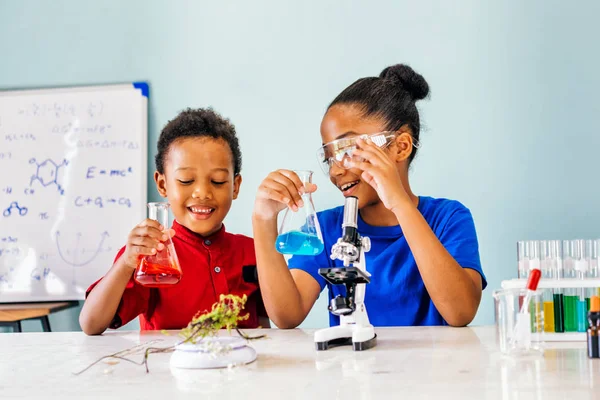 Dwa African American mieszane dzieci badania chemii laboratorium eksperyment — Zdjęcie stockowe