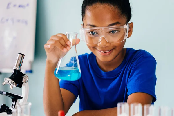 正在做化学实验的年轻的非裔美国孩子 — 图库照片