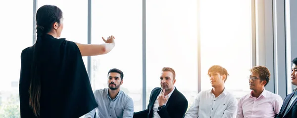 Mujer hablando con hombres de negocios en el cargo — Foto de Stock