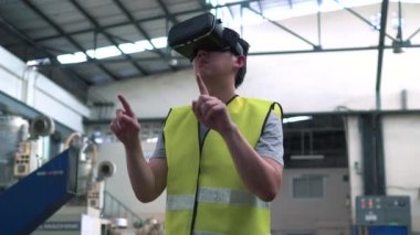 Fabrika içinde sanal gerçeklik dünyasında dokunmadan Vr gözlük giyen sanayi fabrika işçisi