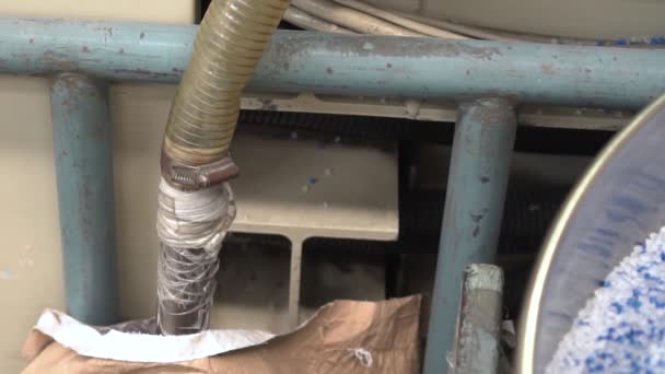 Tubo de vácuo de sucção de plástico na vaga — Vídeo de Stock