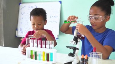 Kimya laboratuarı deneyi test iki Afrikalı Amerikalı karışık çocuklar