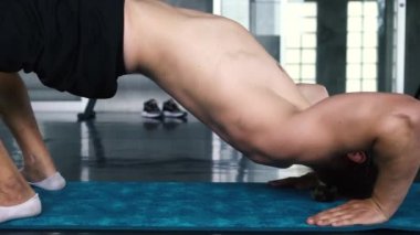 Gelişmiş yoga Glute Köprüsü poz yapıyor genç gömleksiz yogi adam yakın çekim görünümü, dvi pada pithasana