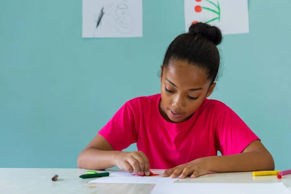 非裔美国人女孩在学校做艺术 — 图库照片