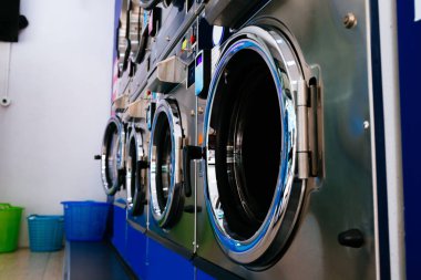 Çamaşırhane servis mağazasında ki bir demet çamaşır makinesi