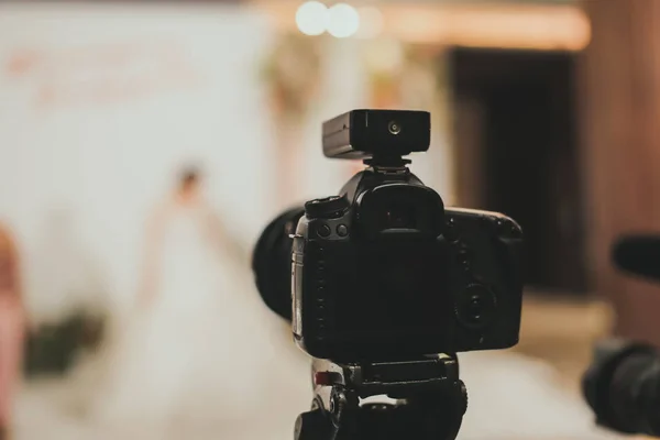 Close-up de câmera DSLR digitak profissional anexado com tripé na cerimônia de casamento — Fotografia de Stock