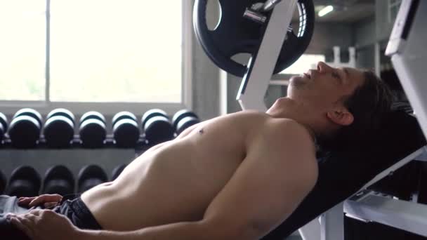 Homme fatigué se détendre sur le banc après avoir fait de l'exercice de presse poitrine à la salle de gym — Video