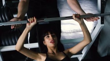 İçinde jimnastik salonu kadın sıra sıkıştırma yardımcı antrenör