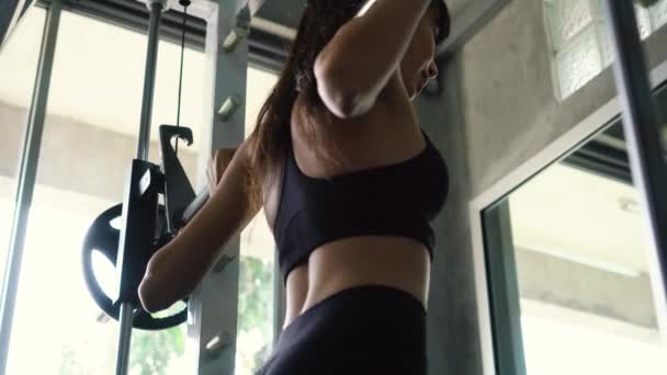 Mujer haciendo ejercicio de sentadilla de barra en la máquina en el gimnasio — Vídeos de Stock