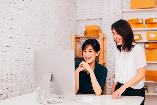 Glücklich asiatische Geschäftsfrauen lächeln in die Büro — Stockfoto