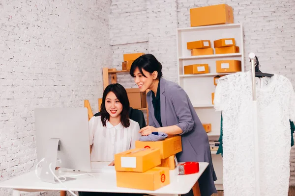 Happy Asian business women smiling in the office — Stock Photo, Image