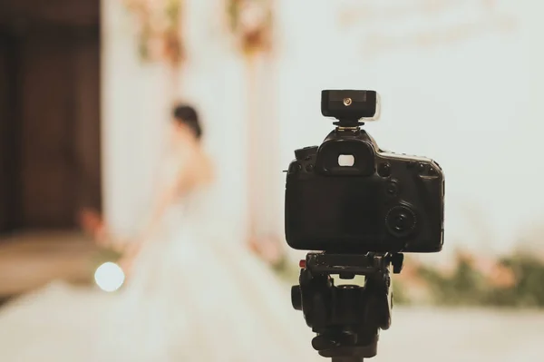 Close-up de câmera DSLR digitak profissional anexado com tripé na cerimônia de casamento — Fotografia de Stock