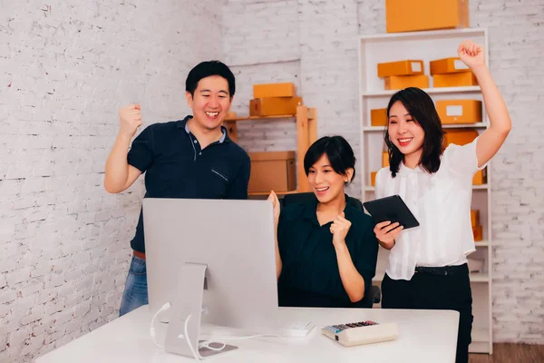 Asiatisk affärsman och affärskvinnor firar framgång i Office — Stockfoto