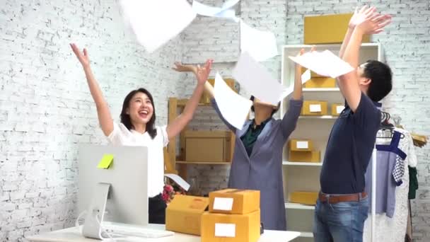 Colegas alegres jogando documentos no ar — Vídeo de Stock