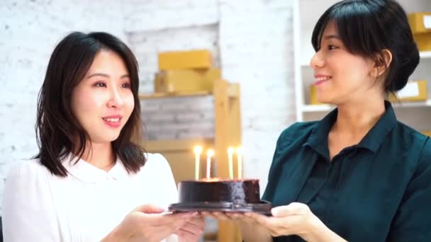 Mujeres de negocios asiáticas celebrando cumpleaños en la oficina — Vídeos de Stock