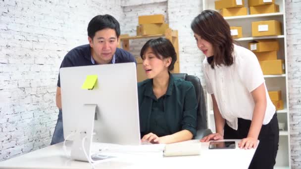 Азиатские коллеги обсуждают бизнес-проект — стоковое видео