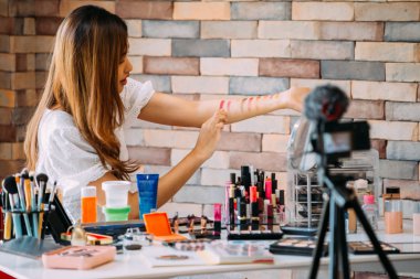 Asyalı kadın parlak göz farları test ve vlog filme