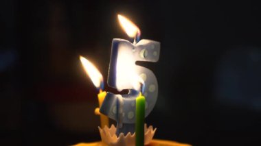 Tatlı pasta üzerinde erime sayısı 5 mum mum yanan ile beşinci yıl kutlaması.