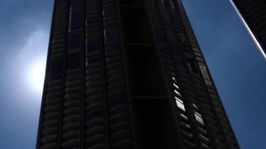 Gündüz güneş parlaması ile bina silueti gündüz.