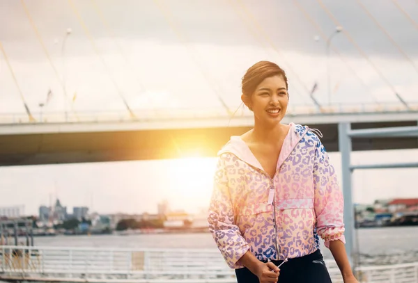 Jeune femme asiatique portant un sweat à capuche sur le pont de la ville — Photo