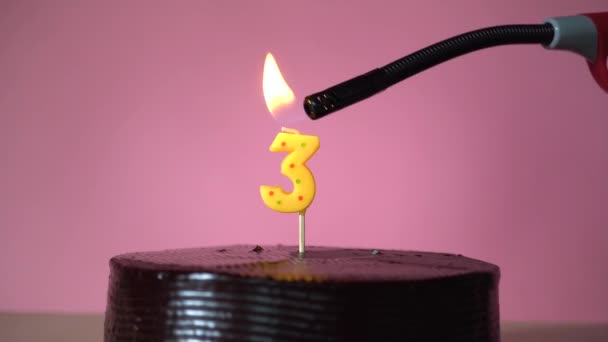 Bolo de aniversário de chocolate com iluminação pavio tentando soprar vela — Vídeo de Stock