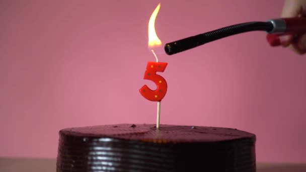 Pastel de cumpleaños de chocolate con mecha de iluminación tratando de soplar vela — Vídeo de stock